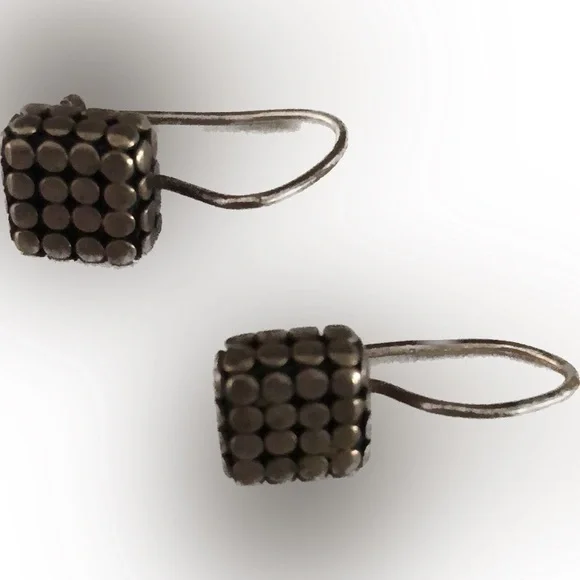 Dotted squares circle motif drop earrings - Picture 2 of 9